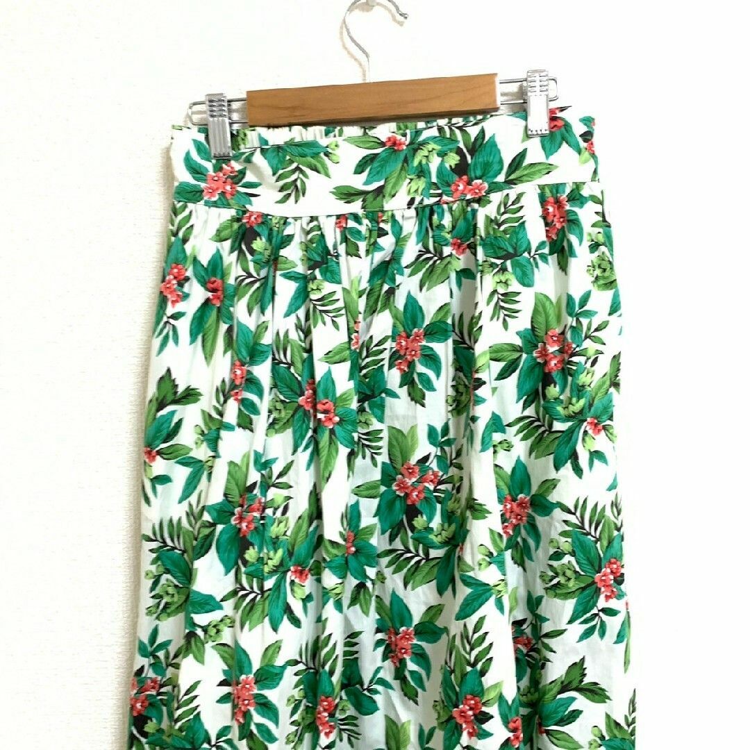 LOWRYS FARM(ローリーズファーム)のローリーズファーム Ｆ フレアスカート 総柄 派手 ホワイト グリーン レッド レディースのスカート(ひざ丈スカート)の商品写真