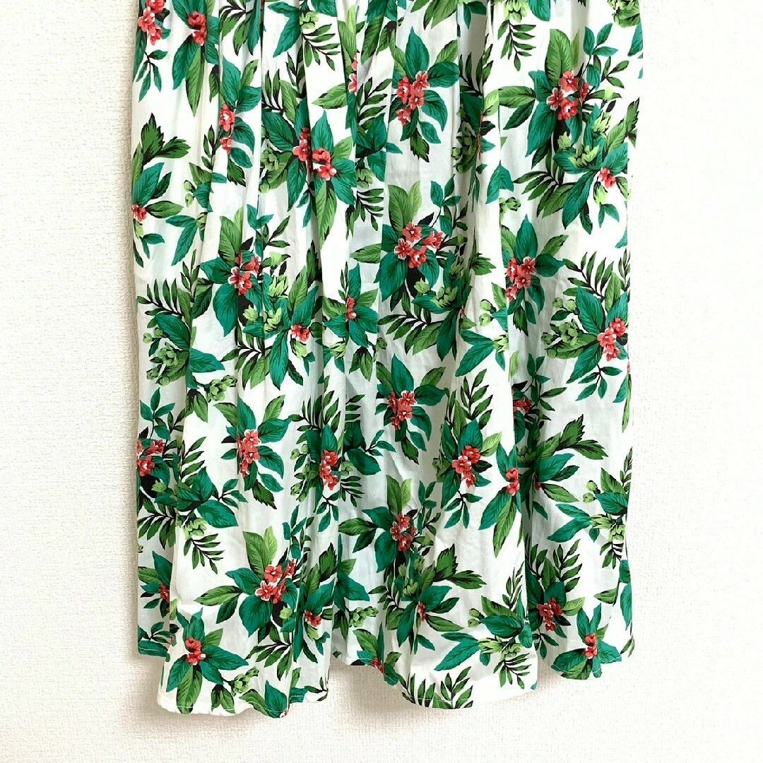 LOWRYS FARM(ローリーズファーム)のローリーズファーム Ｆ フレアスカート 総柄 派手 ホワイト グリーン レッド レディースのスカート(ひざ丈スカート)の商品写真