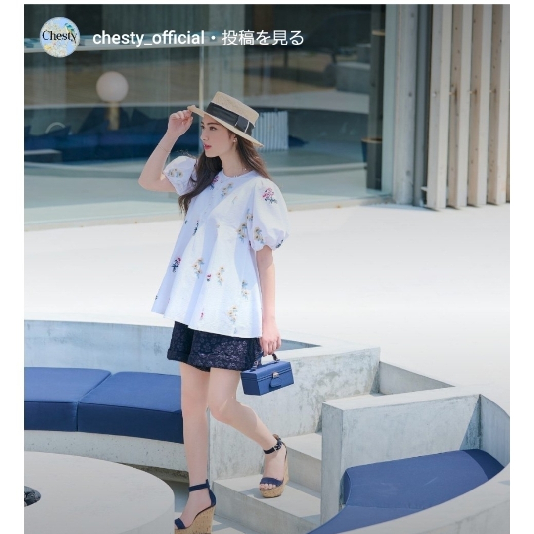 新品未使用タグ付き❕chesty フラワー刺繍フレアトップスネイビー 新品未使用タグ付き❕chesty フラワー刺繍フレアトップスネイビー