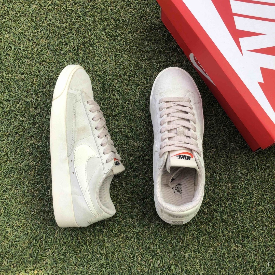 NIKE(ナイキ)の美品23.5 NIKE BLAZER LOW SD ナイキ ブレザーHA225 レディースの靴/シューズ(スニーカー)の商品写真