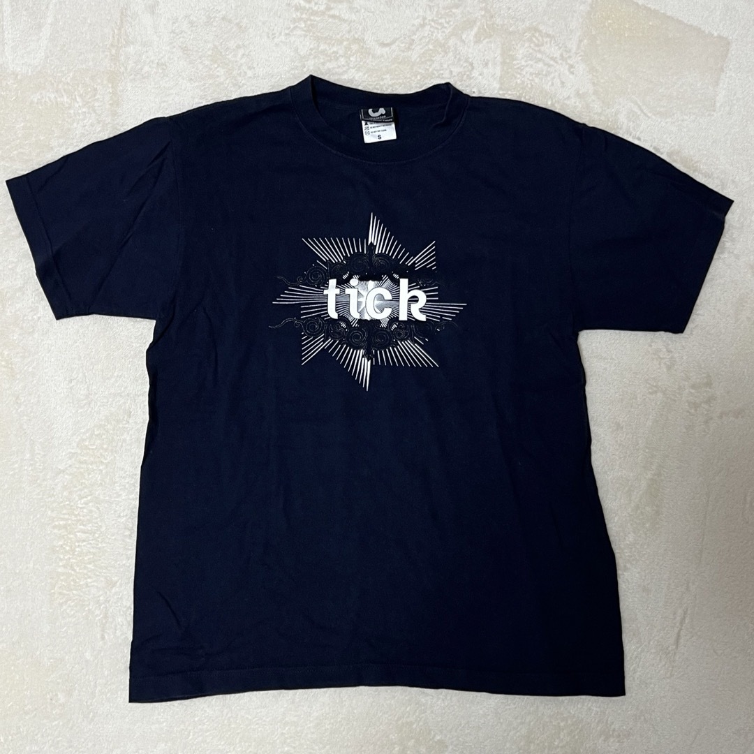 tick オフィシャルグッズ　Tシャツ　ネイビー　Sサイズ メンズのトップス(Tシャツ/カットソー(半袖/袖なし))の商品写真