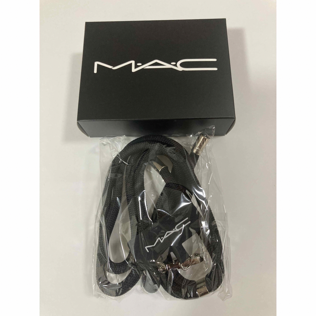 MAC(マック)の【新品】MAC オリジナルフォンタブストラップ　非売品 スマホ/家電/カメラのスマホアクセサリー(ネックストラップ)の商品写真