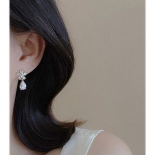 【新品未使用】ビジュー　ピアス　花　フラワー　レディース(ピアス)