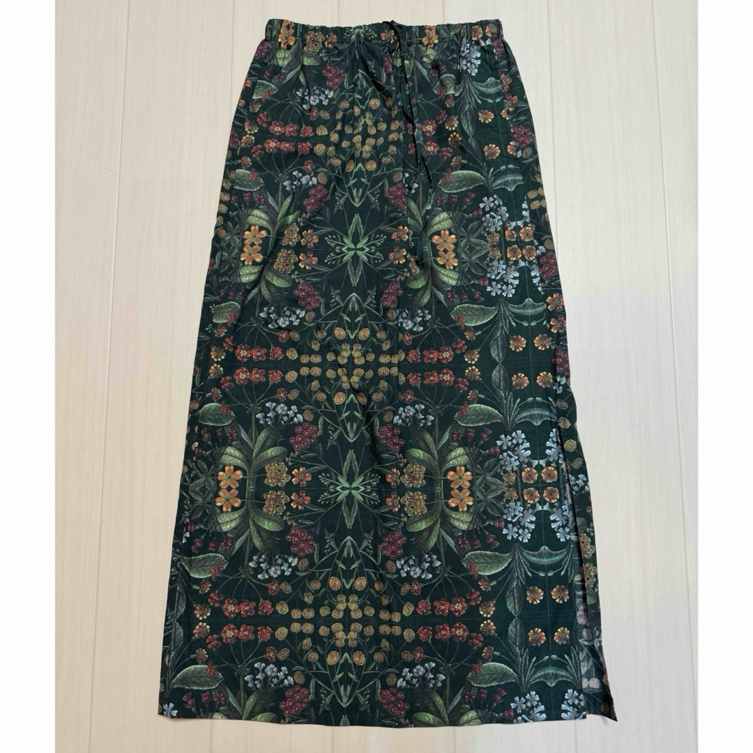 TOMORROWLAND(トゥモローランド)の美品 CABaN コットンブロード パレルモフラワー サイドスリット スカート レディースのスカート(ロングスカート)の商品写真