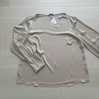 H&M お袖ゴージャス　艶あり生地　ブラウスシャツ　インナーに　大きいサイズ