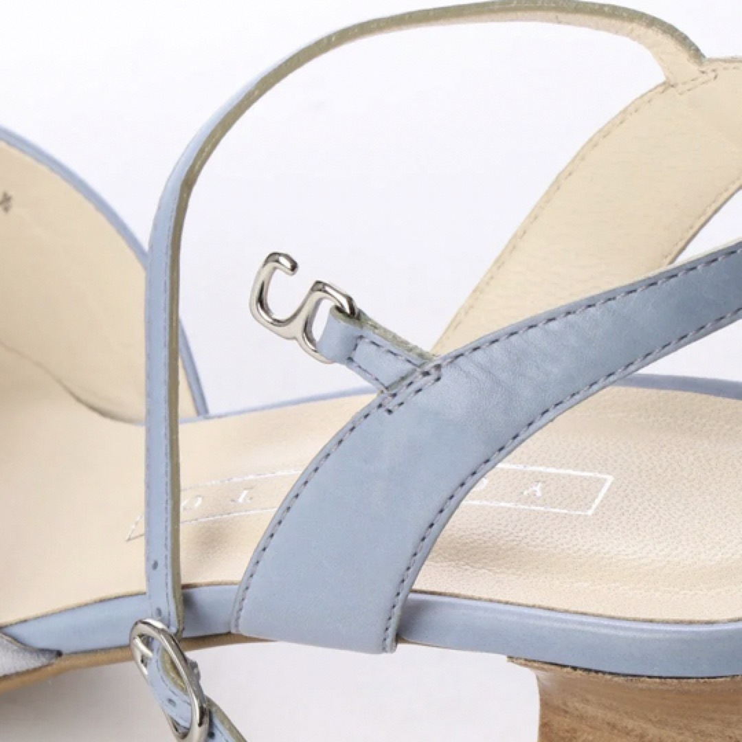 新品✨未使用　定価23,000円　柔らかな上質なレザー　ストラップパンプス レディースの靴/シューズ(ハイヒール/パンプス)の商品写真