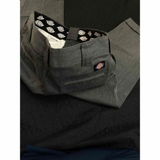 ディッキーズ(Dickies)の美品ディッキーズ　Dickies グレー　シンプル　７分丈パンツ　ズボン(チノパン)