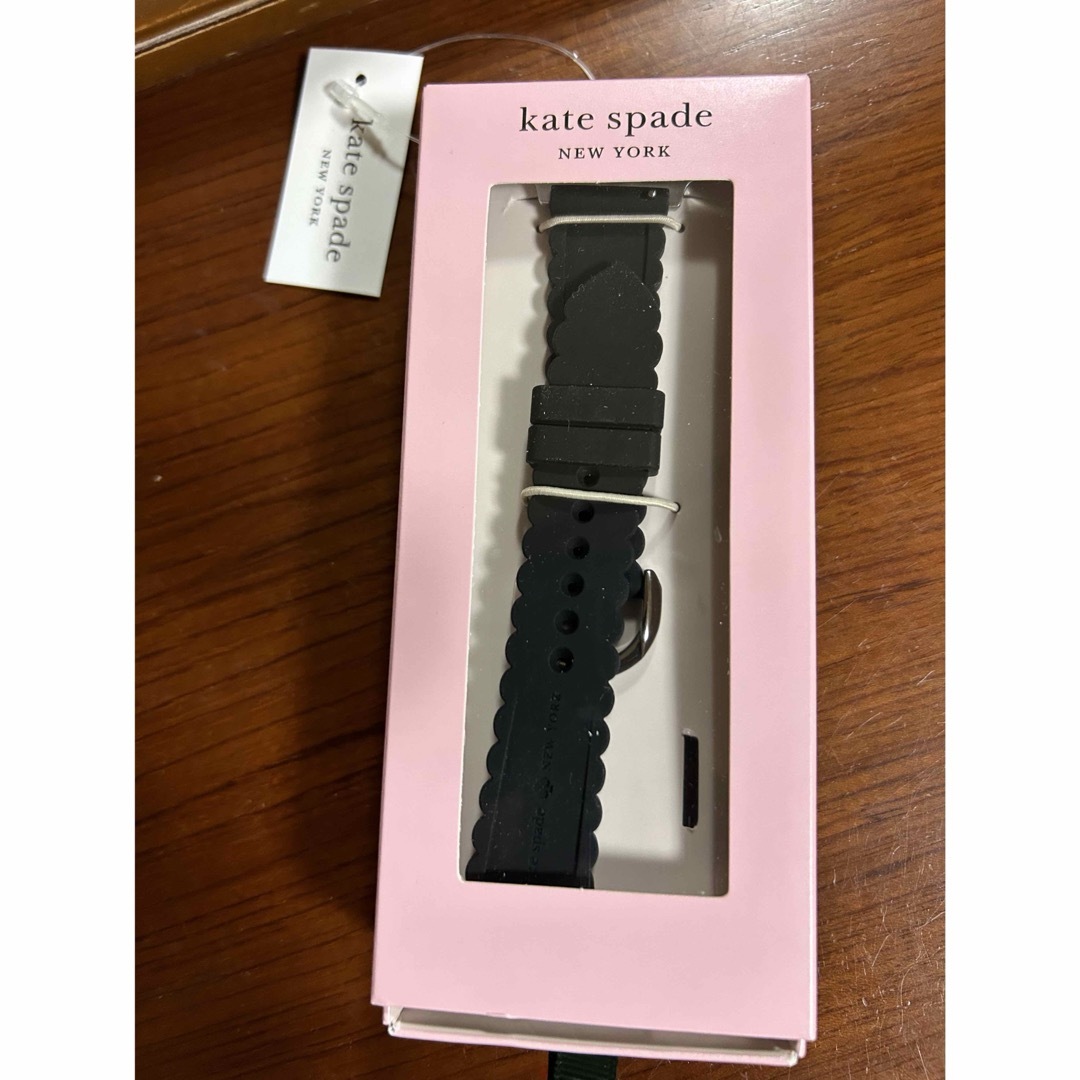 kate spade new york(ケイトスペードニューヨーク)のスカラップ シリコン ストラップ ハンドメイドのスマホケース/アクセサリー(スマホストラップ/チャーム)の商品写真