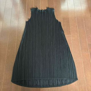 プリーツプリーズイッセイミヤケ(PLEATS PLEASE ISSEY MIYAKE)のプリーツプリーズゆったりノースリーブワンピースブラック(ひざ丈ワンピース)