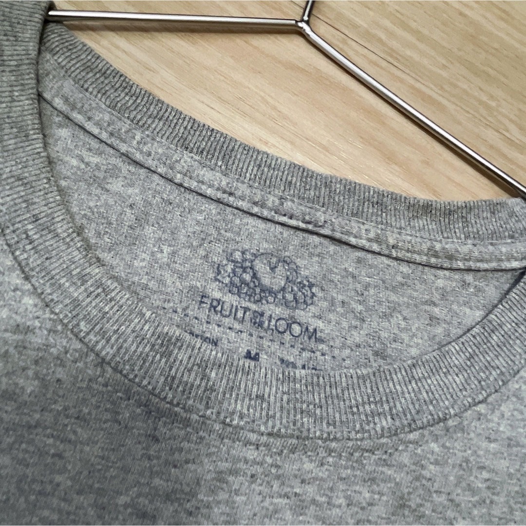FRUIT OF THE LOOM(フルーツオブザルーム)のFRUIT OF THE LOOM　Tシャツ　Mサイズ　グレー　プリント　ロゴ メンズのトップス(Tシャツ/カットソー(半袖/袖なし))の商品写真