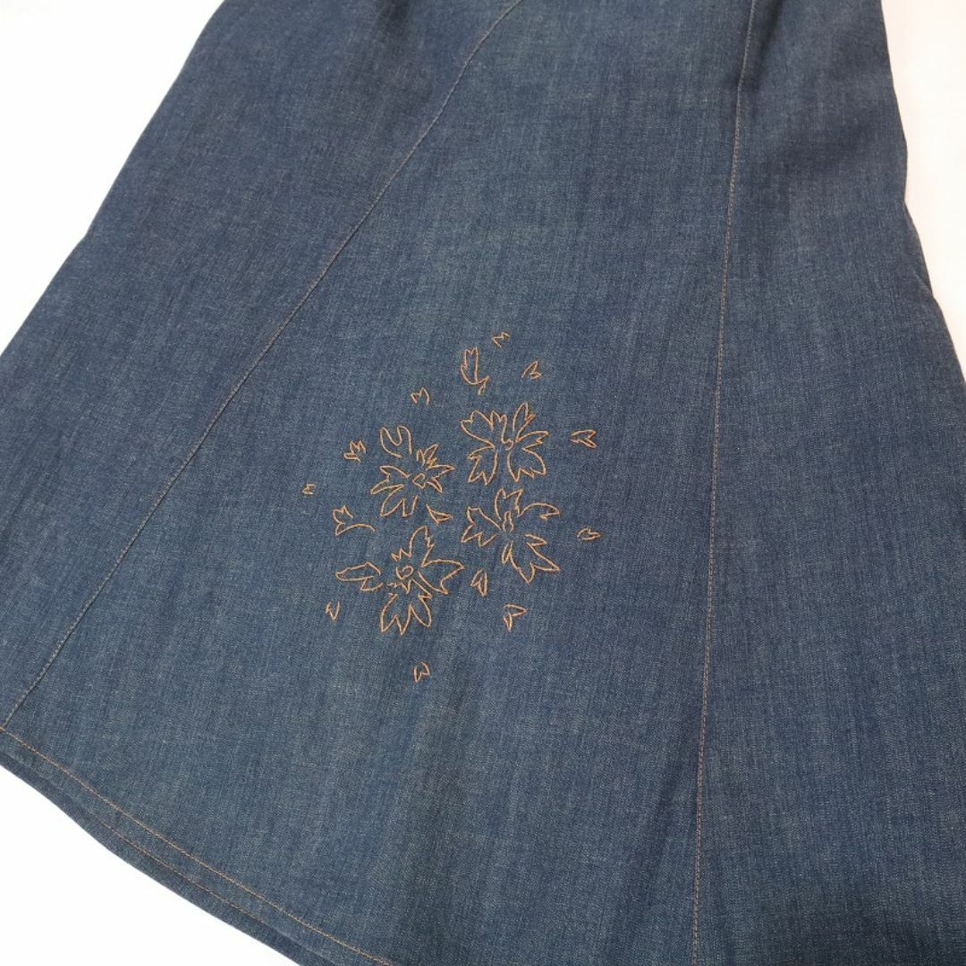 leilian(レリアン)のレリアン デニムミディ丈スカート 花柄刺繍 カジュアル ストレッチ 9 S相当 レディースのスカート(ロングスカート)の商品写真