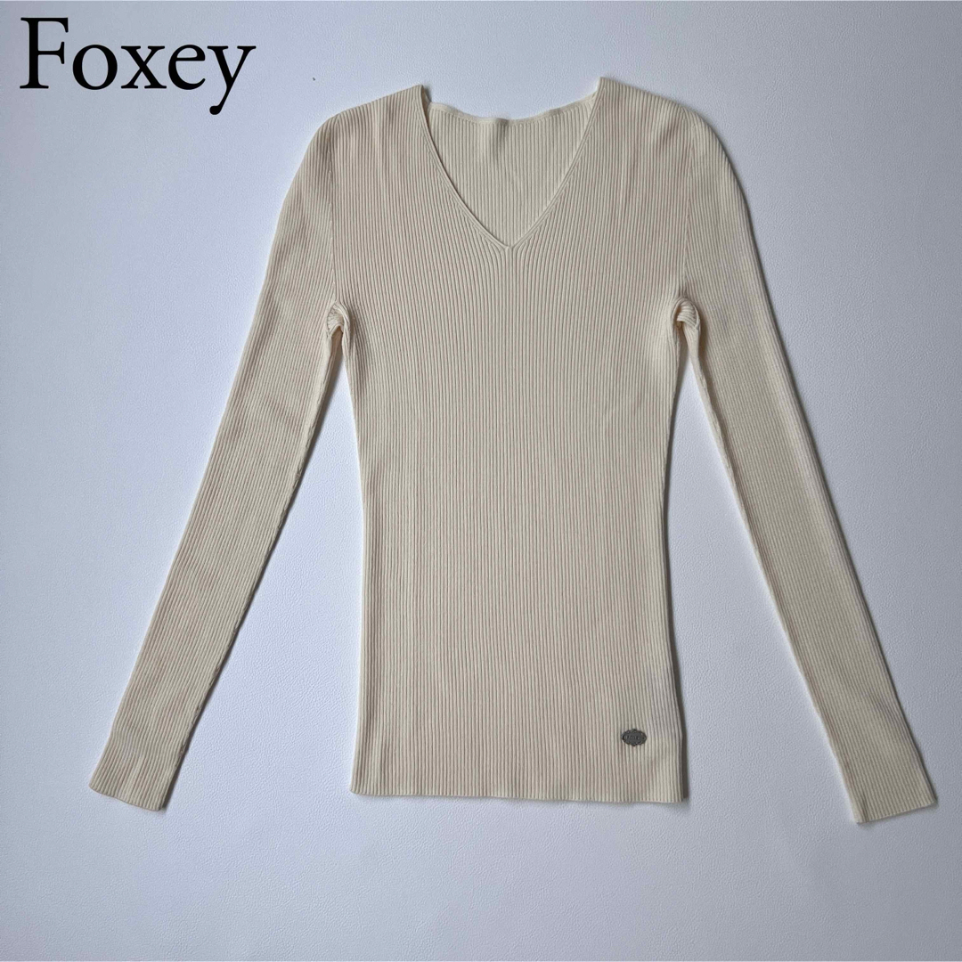 FOXEY(フォクシー)の美品 Foxey フォクシー　ニット　セーター　ロゴプレート　Vネック レディースのトップス(ニット/セーター)の商品写真