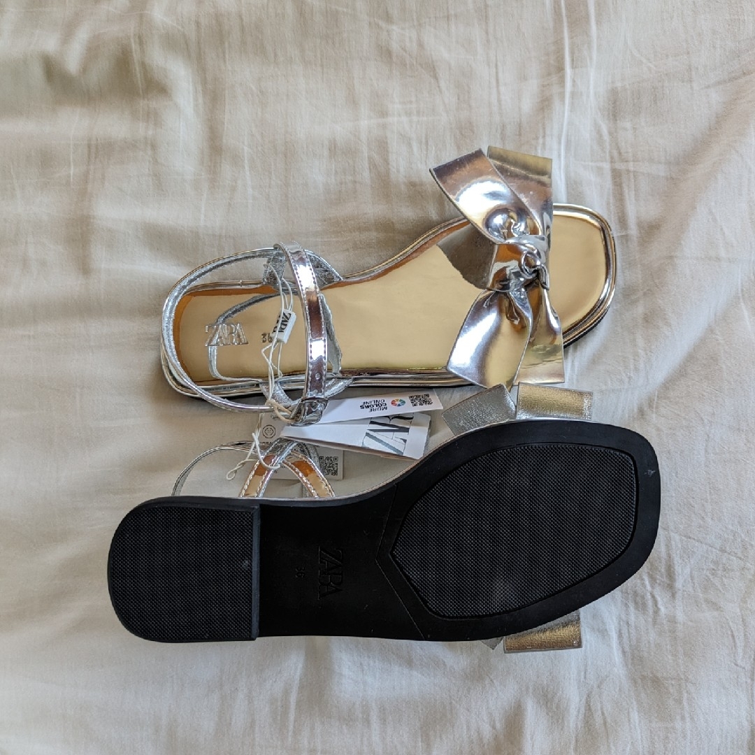 ZARA(ザラ)のZARAkids シルバーメタリックリボンサンダル レディースの靴/シューズ(サンダル)の商品写真