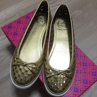 トリーバーチ(Tory Burch)の【値下げ・新品】TORY BURCHゴールドフラットシューズ(バレエシューズ)