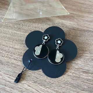 Mary Quant マリークワント デイジー　ピアス　ワンカラーエポ　黒