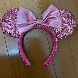 ディズニー(Disney)のディズニー　カチューシャ　ミニー　スパンコール　ピンク　ビビッドピンク　キラキラ(キャラクターグッズ)