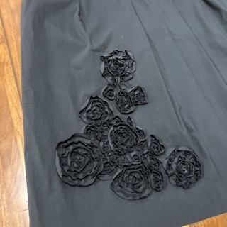 ハナエモリ(HANAE MORI)の美品　ハナエモリアルマアンローズ　プリーツスカート　ブラック　M(ひざ丈スカート)