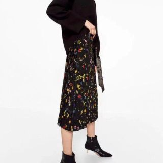 ザラ(ZARA)の【花柄プリーツスカート】(ひざ丈スカート)