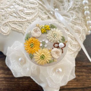 刺繍ブローチorヘアゴム✳︎ガーベラとミモザのリースyellow(コサージュ/ブローチ)