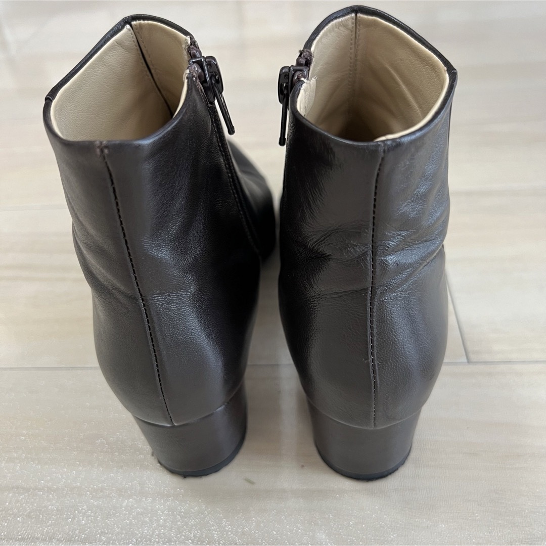 FABIO RUSCONI(ファビオルスコーニ)のファビオルスコーニ ショートブーツ ポインテッドトゥ ブラウン 太ヒール レディースの靴/シューズ(ブーツ)の商品写真