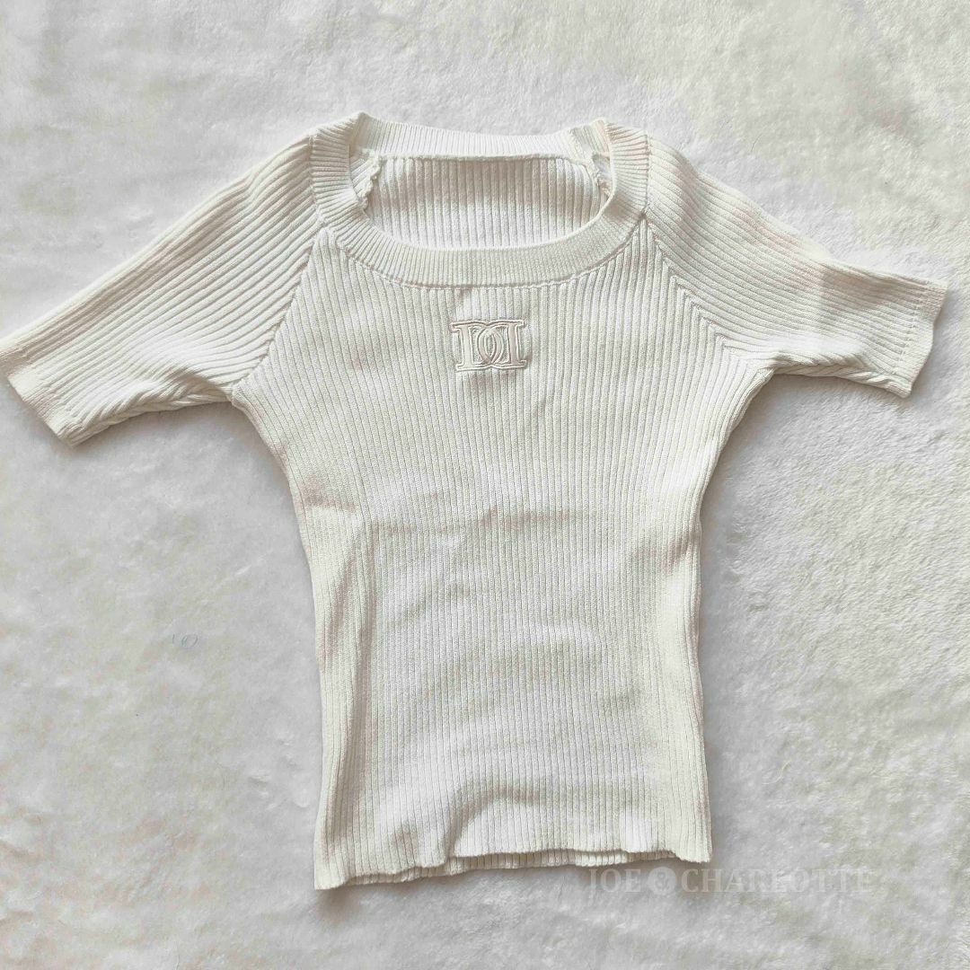 Darich(ダーリッチ)のダーリッチ DDロゴレザーニットトップス 半袖 Tシャツ ホワイト レディースのトップス(Tシャツ(半袖/袖なし))の商品写真