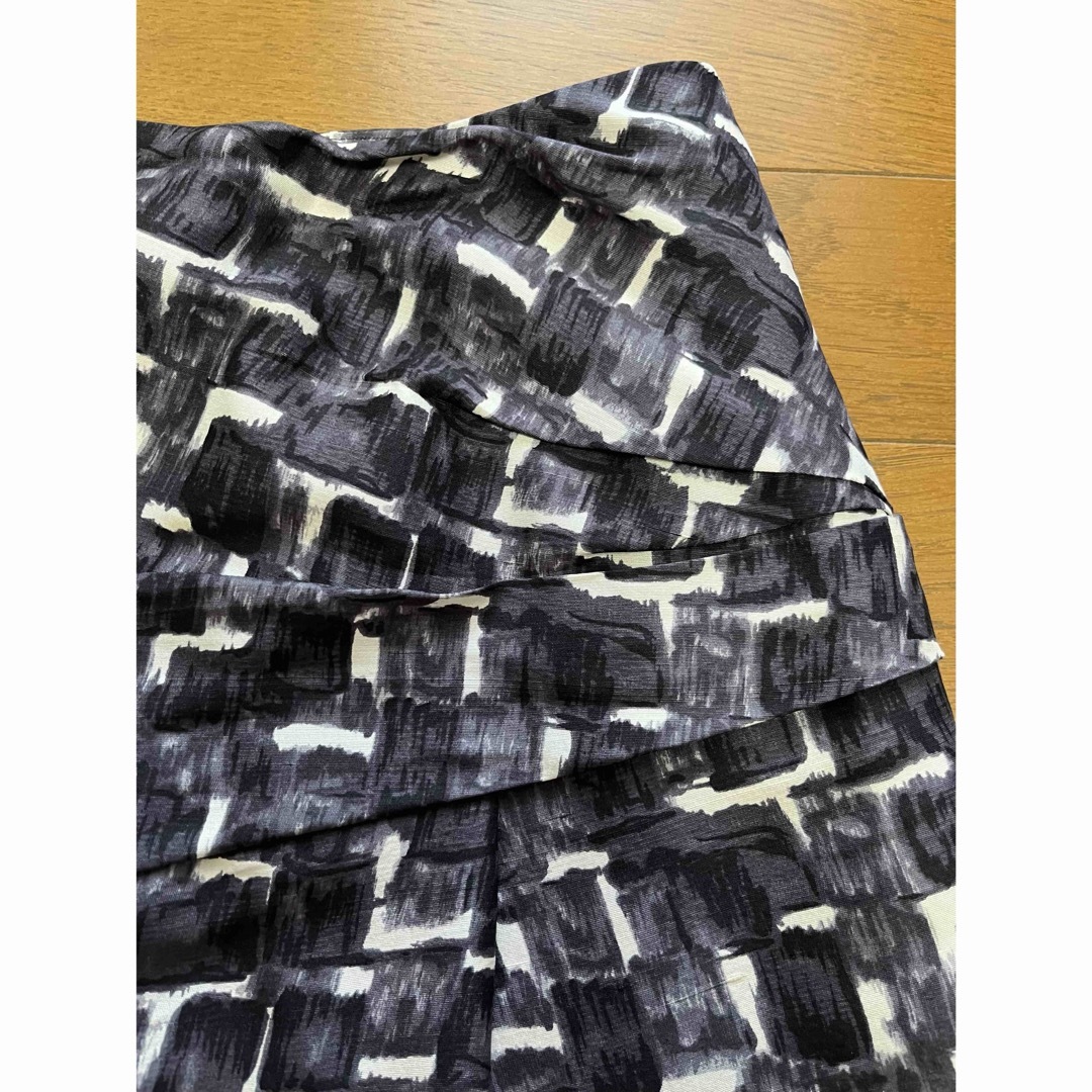 TOMORROWLAND(トゥモローランド)のTOMORROWLAND スカート　シルク100% レディースのスカート(ひざ丈スカート)の商品写真