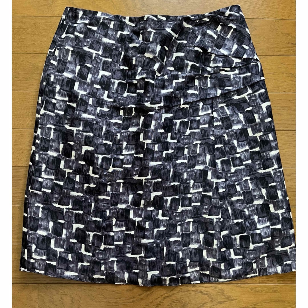 TOMORROWLAND(トゥモローランド)のTOMORROWLAND スカート　シルク100% レディースのスカート(ひざ丈スカート)の商品写真