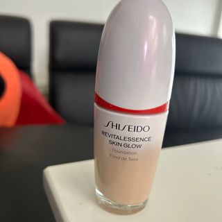 SHISEIDO (資生堂) - SHISEIDO エッセンス スキングロウ ファンデーション240 Quarts