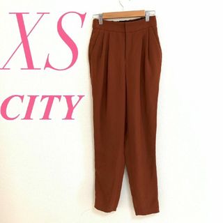 シティ(CITY)のシティ　テーパードパンツ　XS　レッド　きれいめ　オフィスカジュアル　ポリ100(カジュアルパンツ)