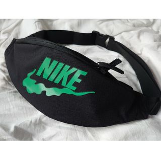 ナイキ(NIKE)の★新品！★NIKEビッグスウッシュロゴ！★ウエストバッグ・ファニーパック★黒Ｘ緑(ウエストポーチ)