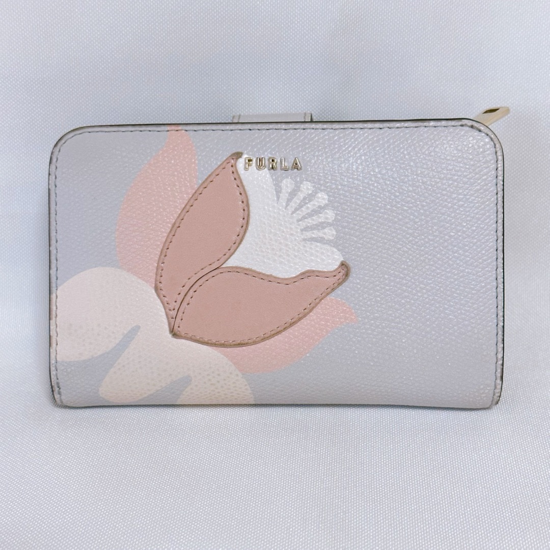 Furla(フルラ)の限定　フルラ　コンパクト財布　二つ折り　バビロン　M　花柄　グレー レディースのファッション小物(財布)の商品写真