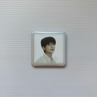 トゥモローバイトゥギャザー(TOMORROW X TOGETHER)のTXT テヒョン 缶バッジ TXT MUSEUM(アイドルグッズ)