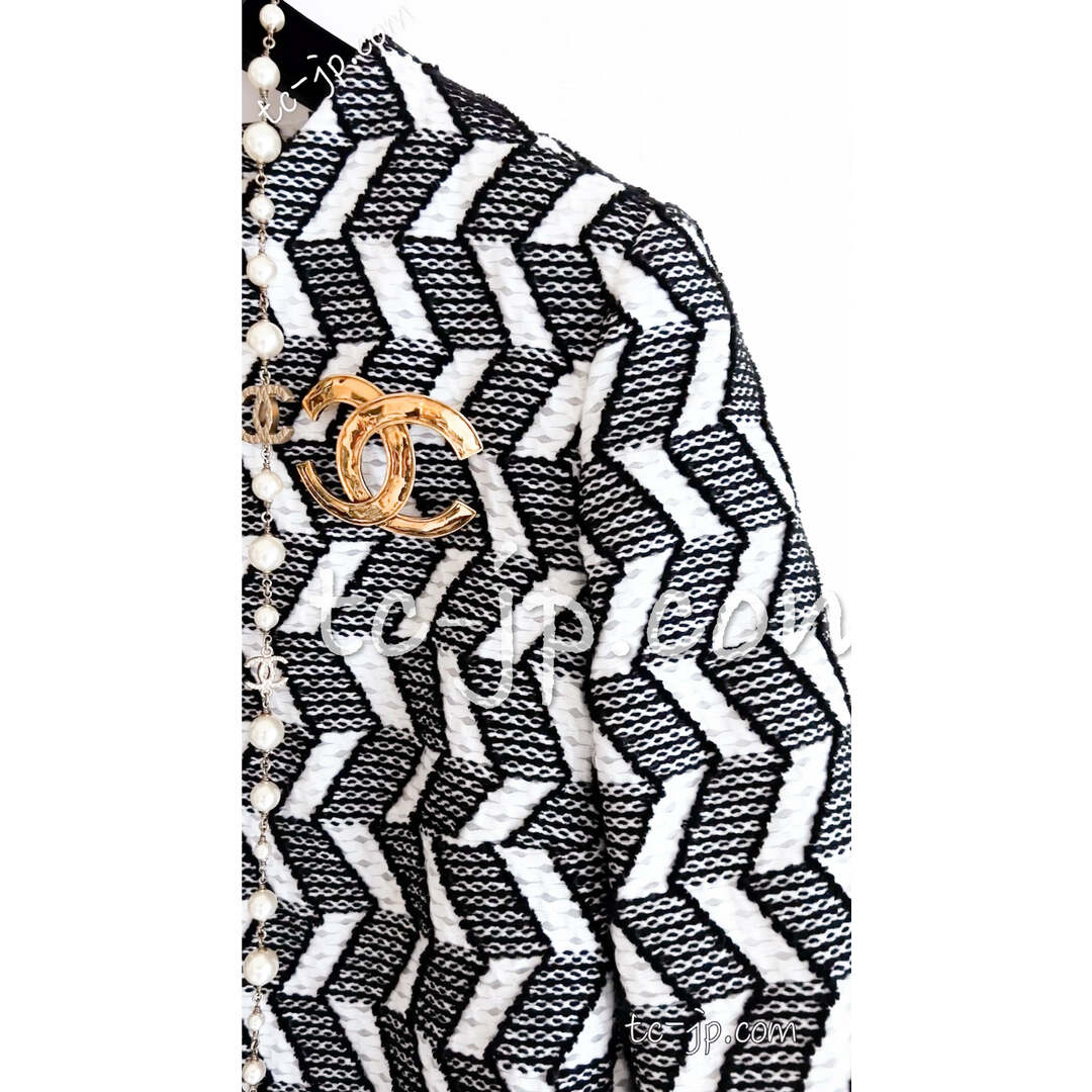 CHANEL(シャネル)のシャネル ジャケット CHANEL ホワイト シェベロン Vネック 超美品 40 レディースのジャケット/アウター(ノーカラージャケット)の商品写真