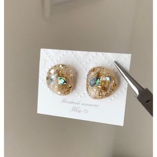 レジンデザイン♡キラキラゴールドピアス　イヤリングに変更できます(ピアス)