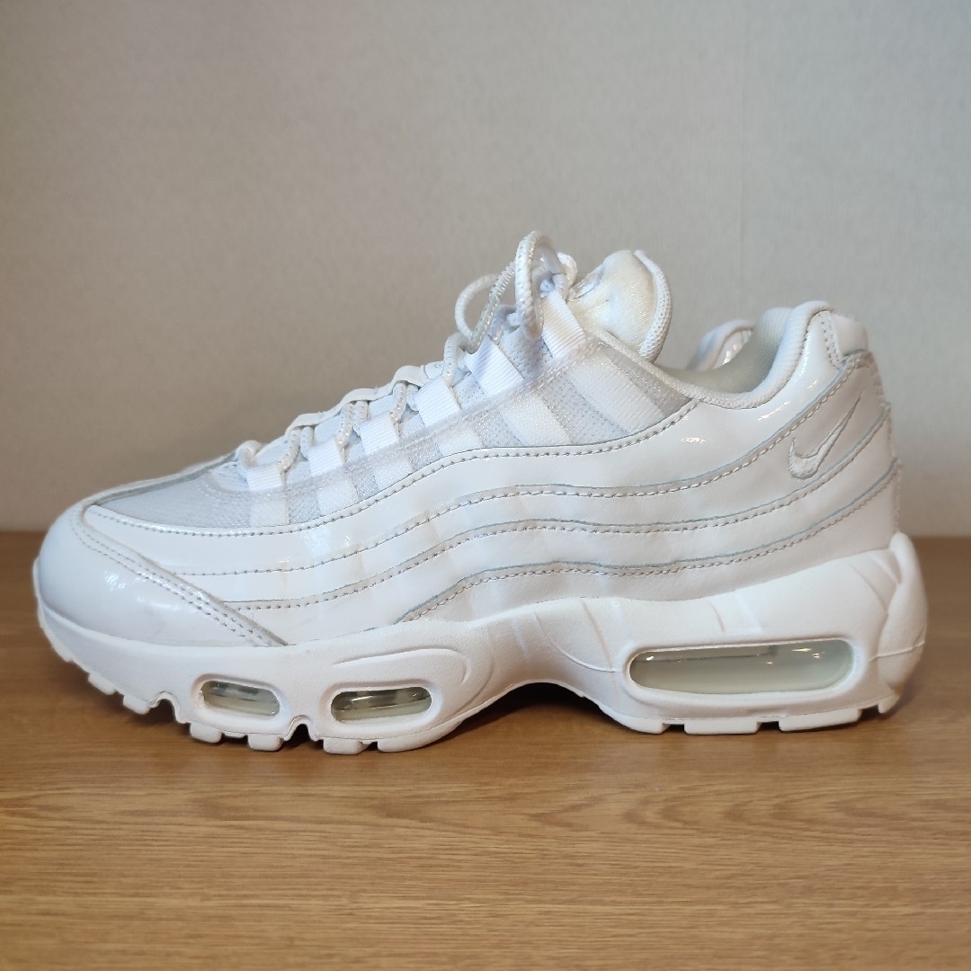 NIKE(ナイキ)の美品 大人気 NIKE AIR MAX 95 "ALL WHITE" 25 レディースの靴/シューズ(スニーカー)の商品写真