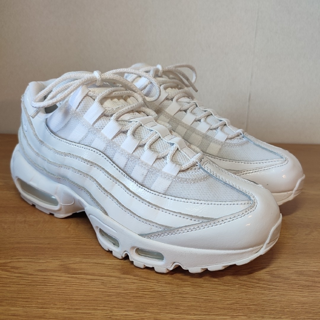 NIKE(ナイキ)の美品 大人気 NIKE AIR MAX 95 "ALL WHITE" 25 レディースの靴/シューズ(スニーカー)の商品写真