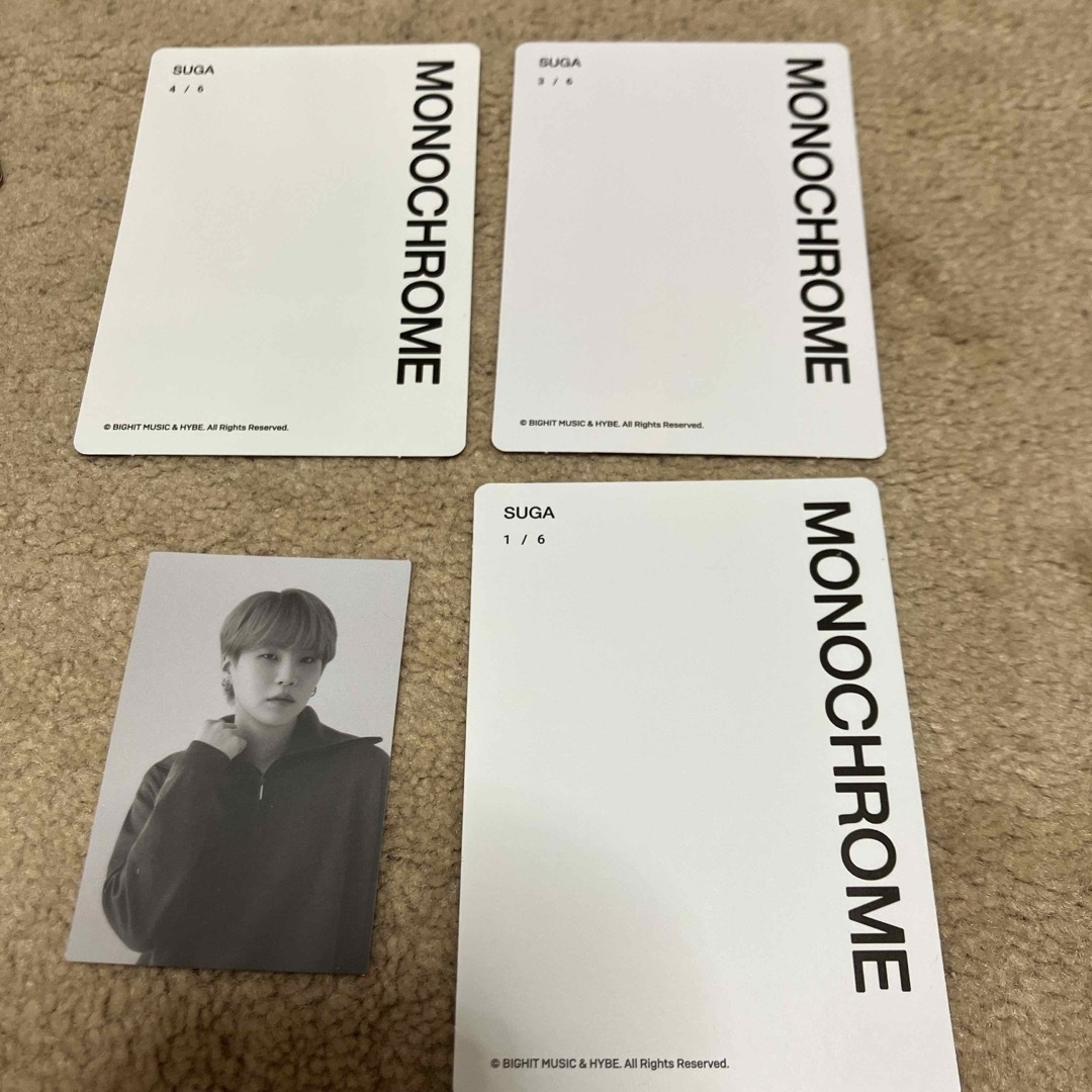 防弾少年団(BTS)(ボウダンショウネンダン)のBTS POPUP  MONOCHROME ミニフォトカード BTS SUGA エンタメ/ホビーのタレントグッズ(アイドルグッズ)の商品写真