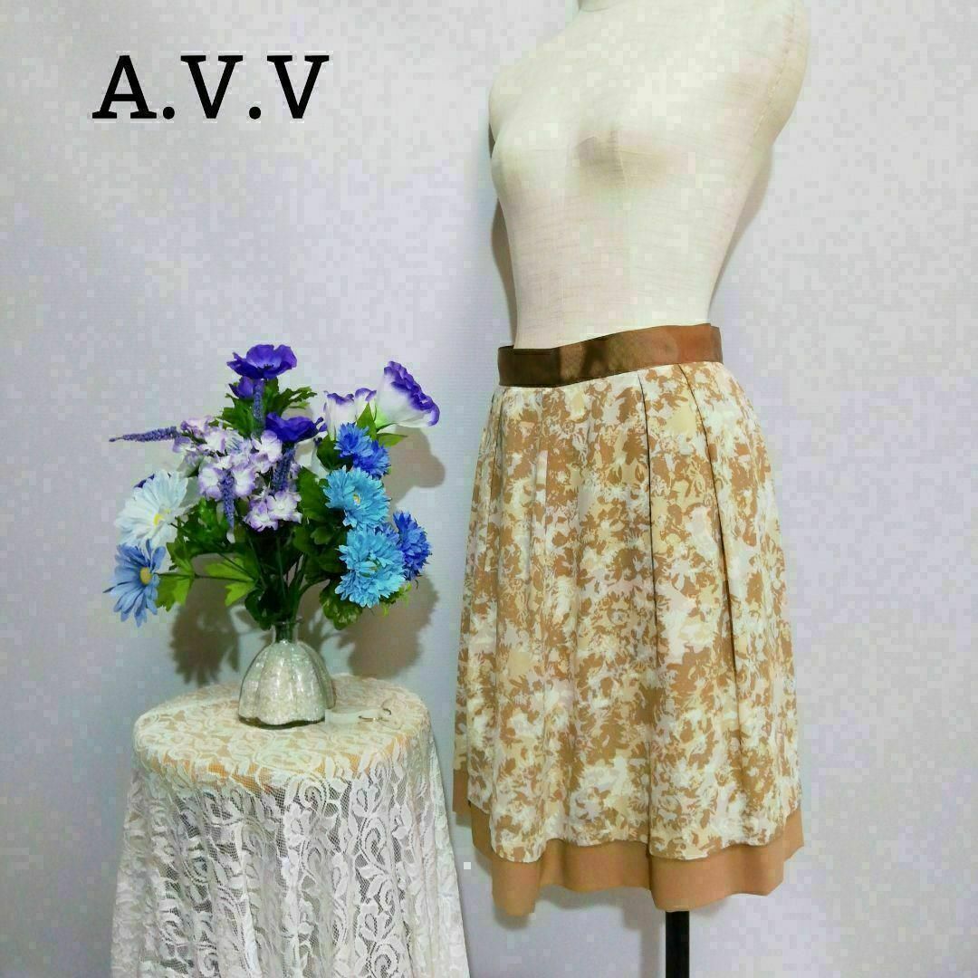 a.v.v(アーヴェヴェ)のA.V.V 極上美品　ひざ丈スカート　Sサイズ　ベージュ系　花柄 レディースのスカート(ひざ丈スカート)の商品写真