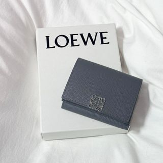 ロエベ(LOEWE)の美品⭐︎ LOEWE アナグラム トライフォールド ウォレット グレー(財布)