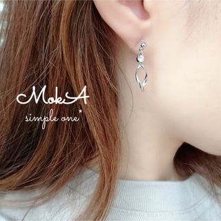 ♡再販♡シルバー♡小さなツイストフープとクリスタル✧揺れるノンホールピアス✨