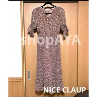 ナイスクラップ(NICE CLAUP)のNICE CLAUP ワンピース　小花柄　半袖　パフスリーブ　くすみピンク(ロングワンピース/マキシワンピース)