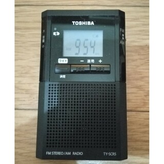 トウシバ(東芝)の東芝 ポケットラジオ TY-SCR5(K)(1台) アダプターのセット(ラジオ)
