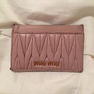 ミュウミュウ(miumiu)のmiumiuカードケース(名刺入れ/定期入れ)