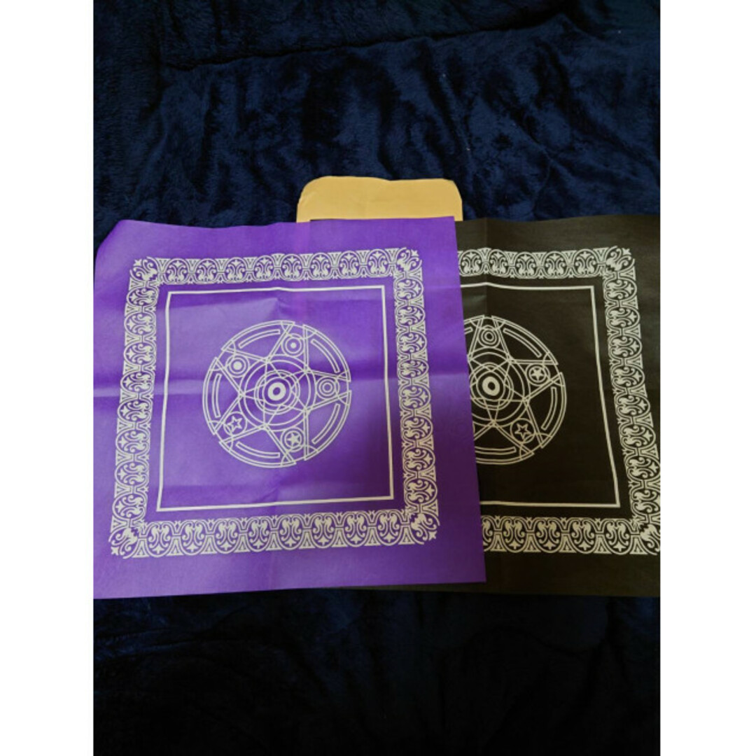 タロット　クロス　2枚セット　紫　黒　カード　不織布　テーブルクロス　インテリア エンタメ/ホビーのテーブルゲーム/ホビー(その他)の商品写真