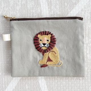 ハンドメイド　ファスナーポーチ　ライオンの刺繍🦁(ポーチ)