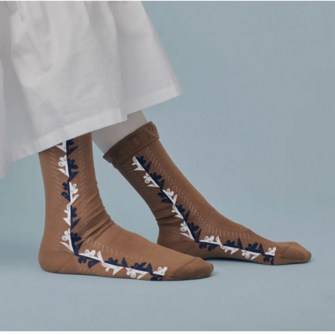 mina perhonen(ミナペルホネン)のミナペルホネン  twin flower 靴下　brown 2640円 レディースのレッグウェア(ソックス)の商品写真