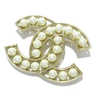 CHANEL - CHANEL(シャネル) ブローチ美品  ココマーク 金属素材×フェイクパール ゴールド×アイボリー