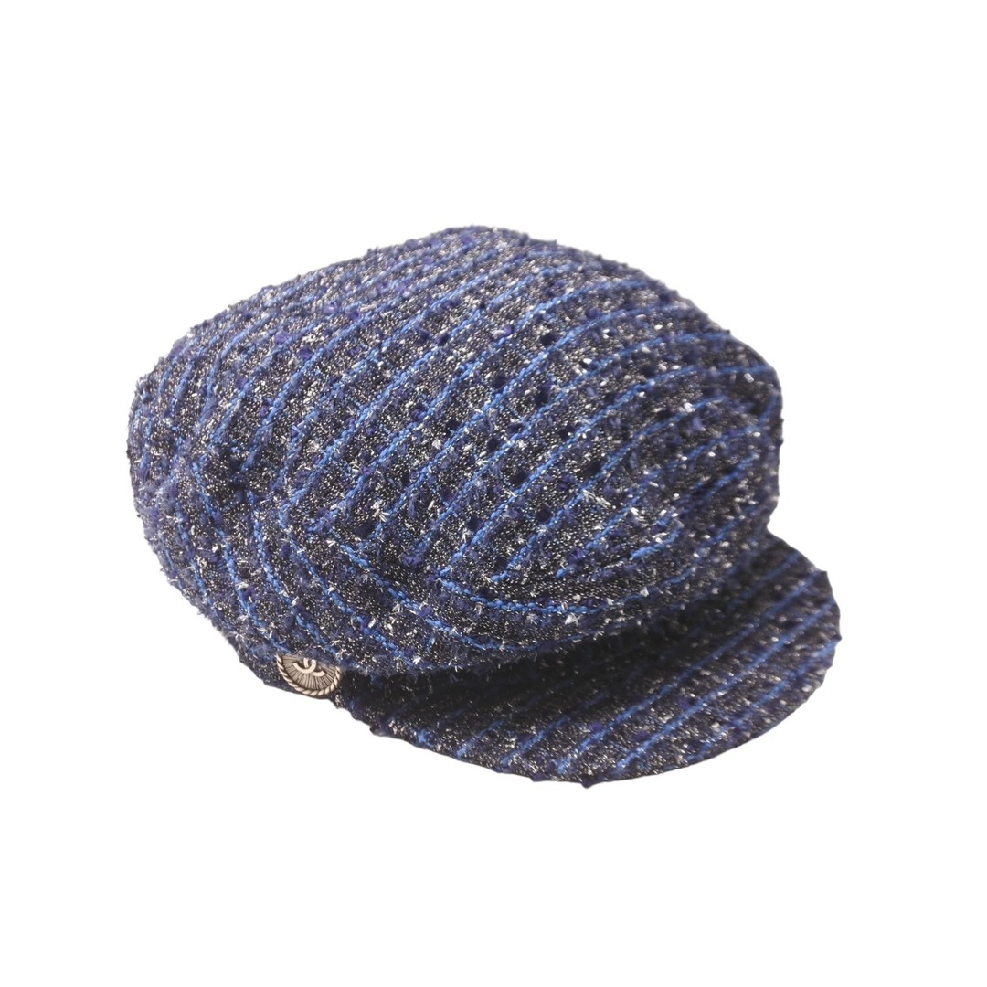 CHANEL(シャネル)の新品同様 CHANEL シャネル ココボタン キャスケット キャップ 帽子 ツイード ブルー ブラック シルバー金具 サイズM 中古 63907 レディースの帽子(キャスケット)の商品写真