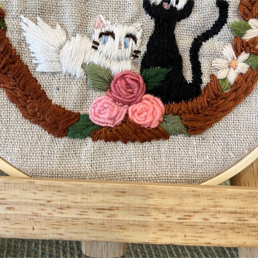 刺繍　フランス刺繍ハンドメイド　雑貨　刺繍フレーム　白猫　黒猫　ウェルカムボード ハンドメイドのインテリア/家具(インテリア雑貨)の商品写真