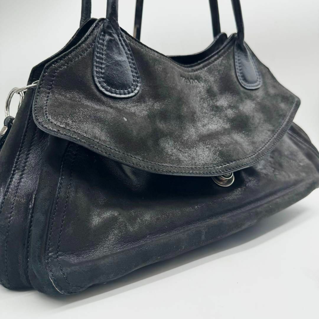 【希少✨】プラダ トートバッグ レザー シルバー金具 ロゴ型押し 肩掛け可能 | フリマアプリ ラクマ 【希少✨】プラダ トートバッグ レザー シルバー金具 ロゴ型押し 肩掛け可能 | フリマアプリ ラクマ